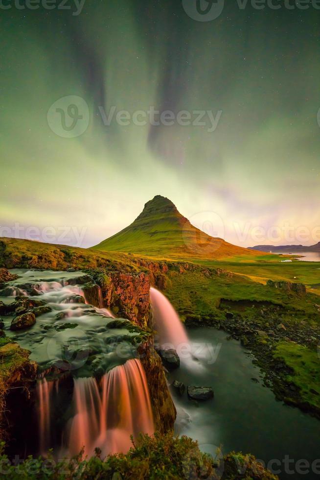 aurora boreale sul monte kirkjufell foto