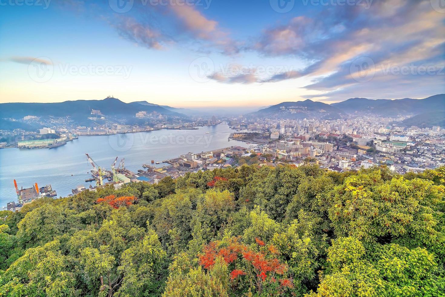 Paesaggio urbano dell'orizzonte del centro della città di Nagasaki a Kyushu in Giappone foto