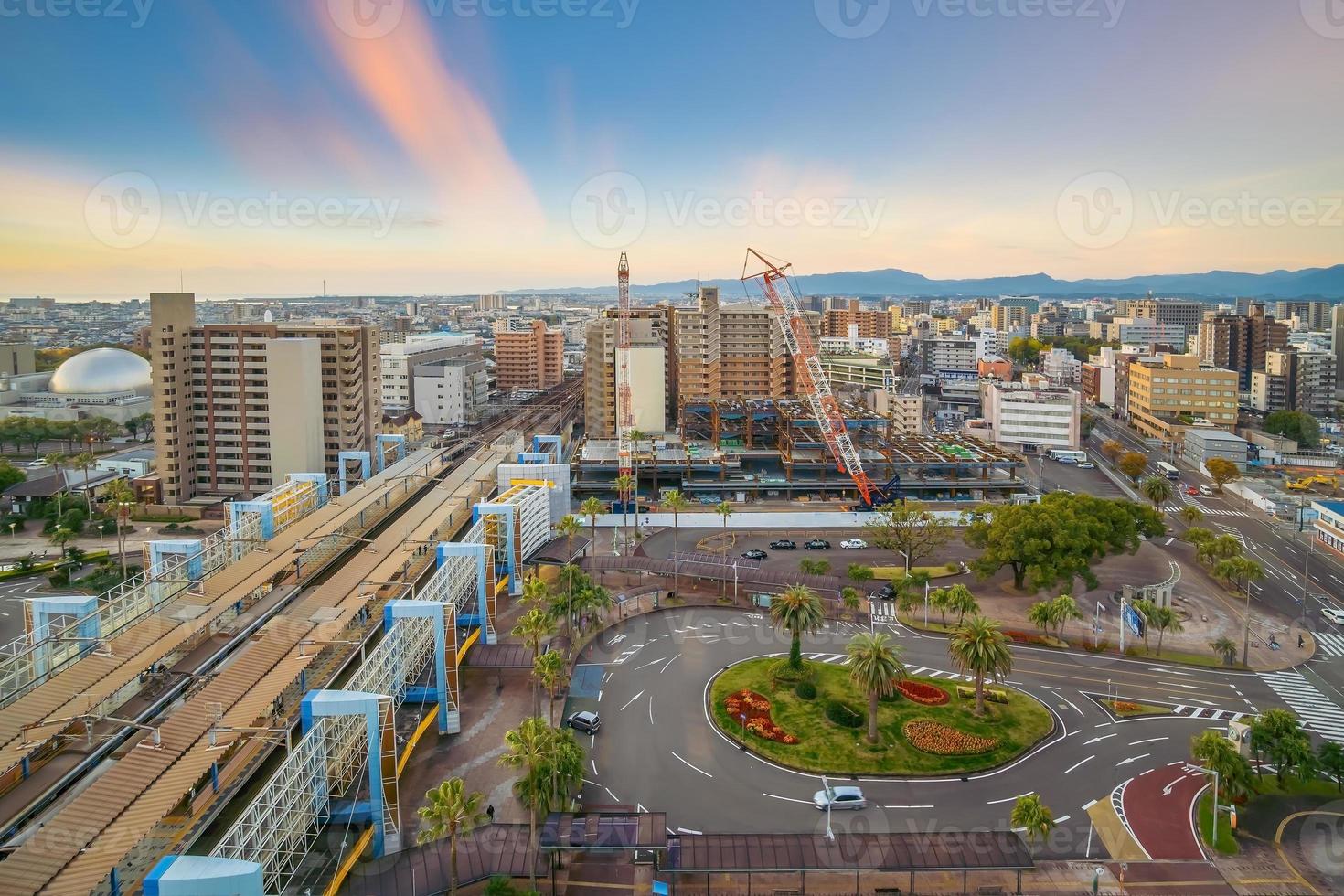 paesaggio urbano dell'orizzonte del centro della città di miyazaki a kyushu, giappone foto