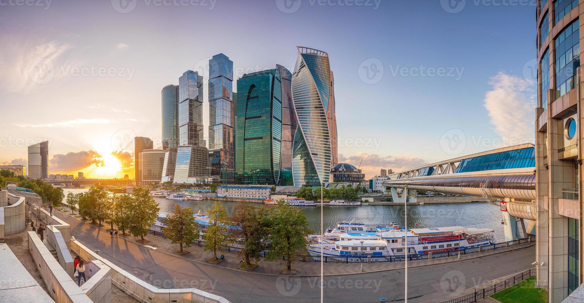 moderni grattacieli dello skyline della città di mosca foto