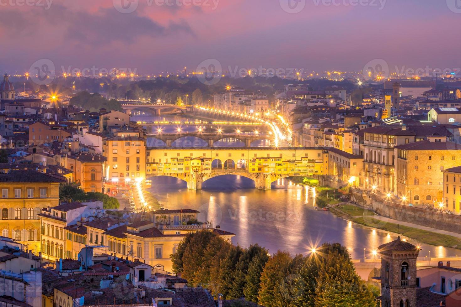 ponte vecchio sul fiume arno a firenze foto