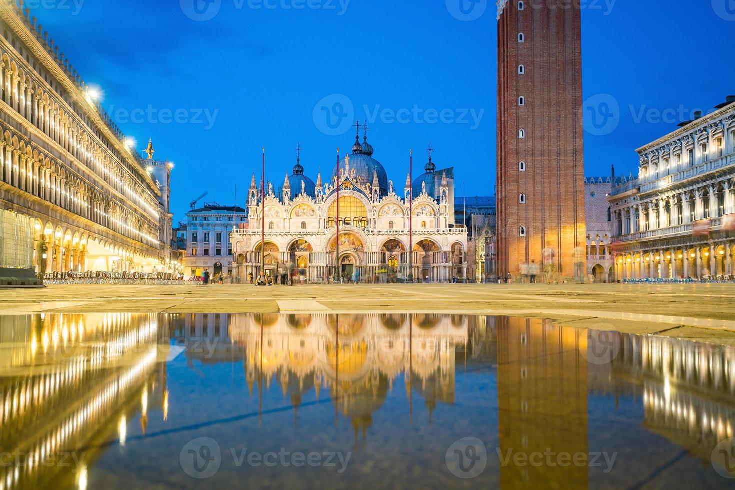 piazza san marco con la basilica di san marco foto