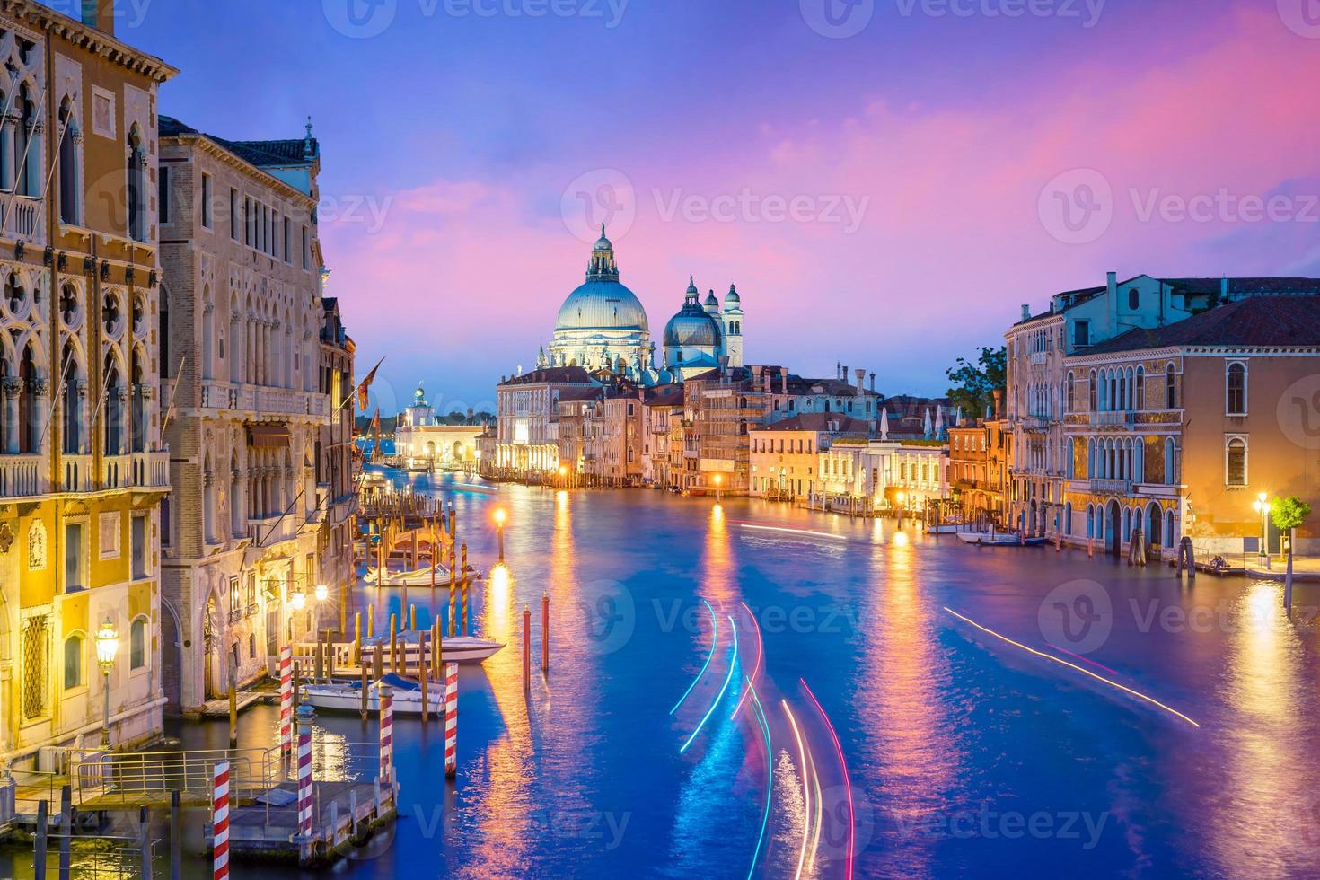 canal grande a venezia, italia con la basilica di santa maria della salute foto