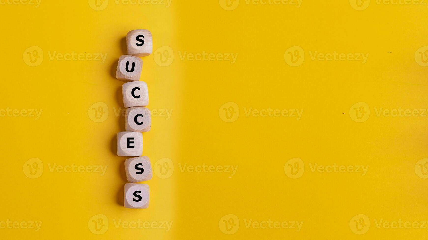 cubi con il parola successo su un' giallo sfondo, successo attività commerciale concetto. foto