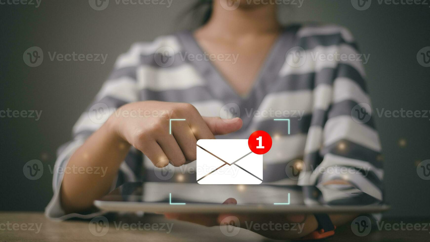 informatica sicurezza concetto. sospettare e-mail dai un'occhiata, sicurezza protezione e-mail a partire dal spam virus verificato su Internet lettera sicurezza protezione. scansione per spam, Rifiuto, e spazzatura posta e compromesso informazione. foto