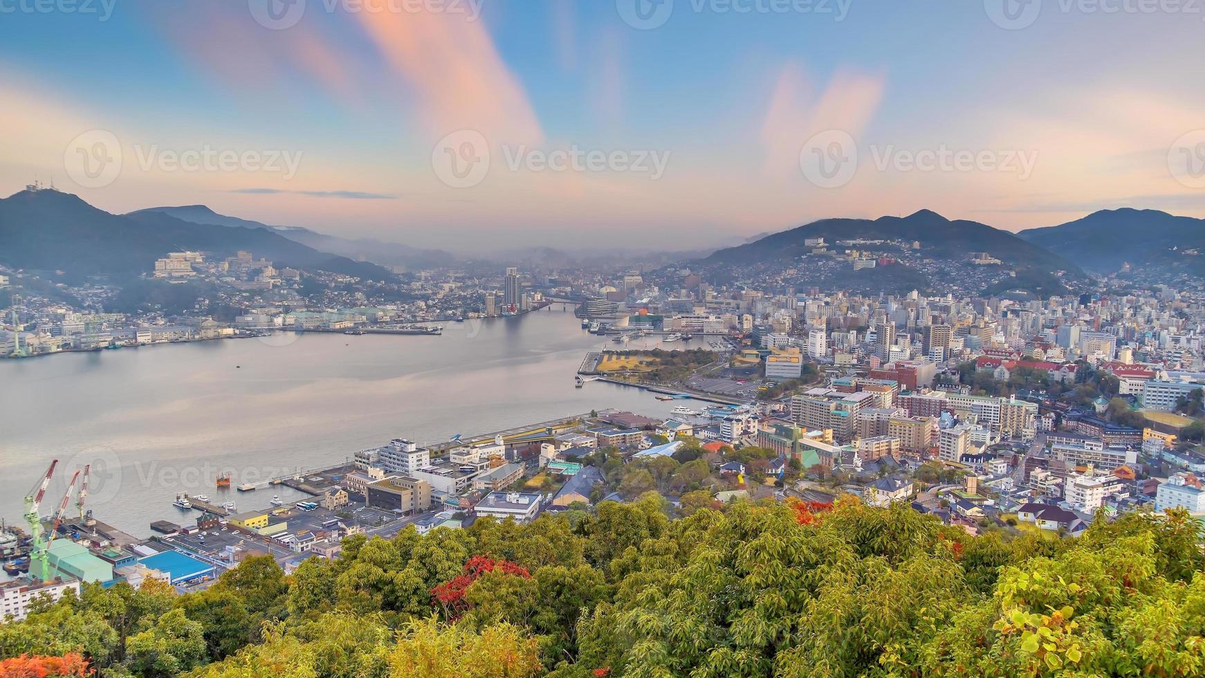 Paesaggio urbano dell'orizzonte del centro della città di Nagasaki a Kyushu in Giappone foto