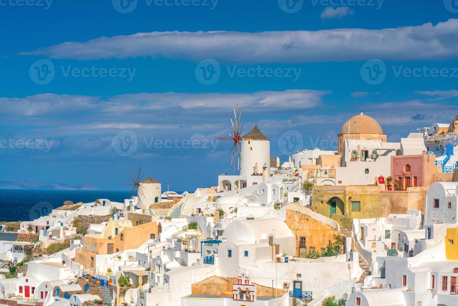 tramonto sulla famosa città di oia, grecia, europa foto