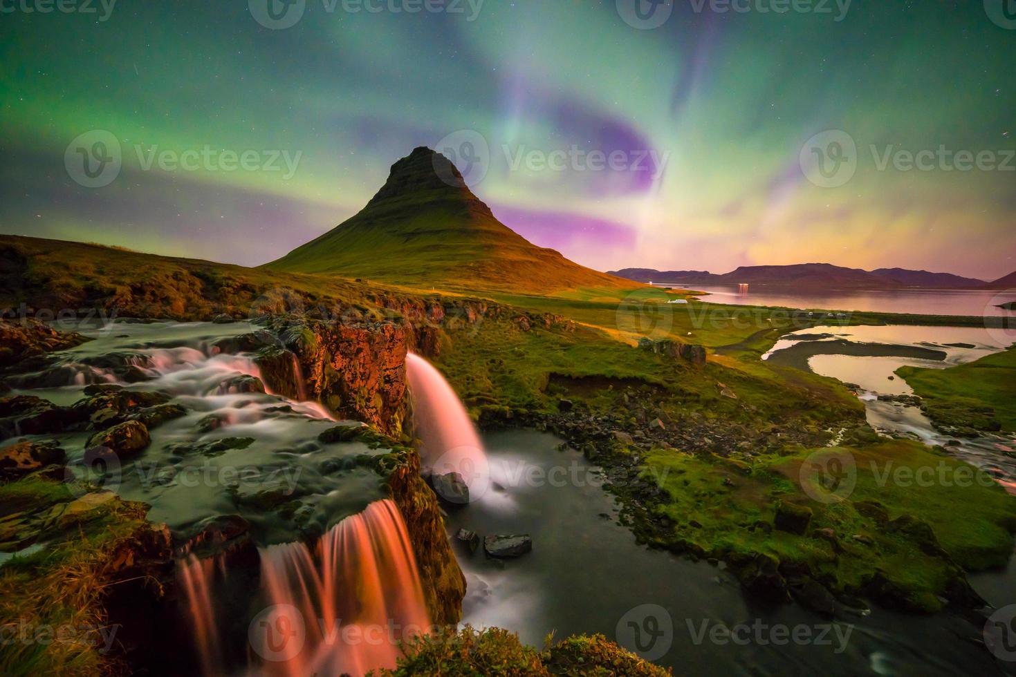 aurora boreale sul monte kirkjufell foto