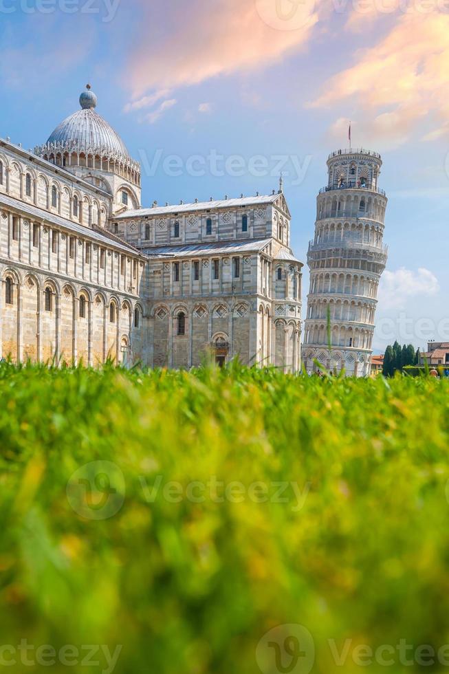 la torre pendente, paesaggio urbano di skyline del centro città di pisa in italia foto