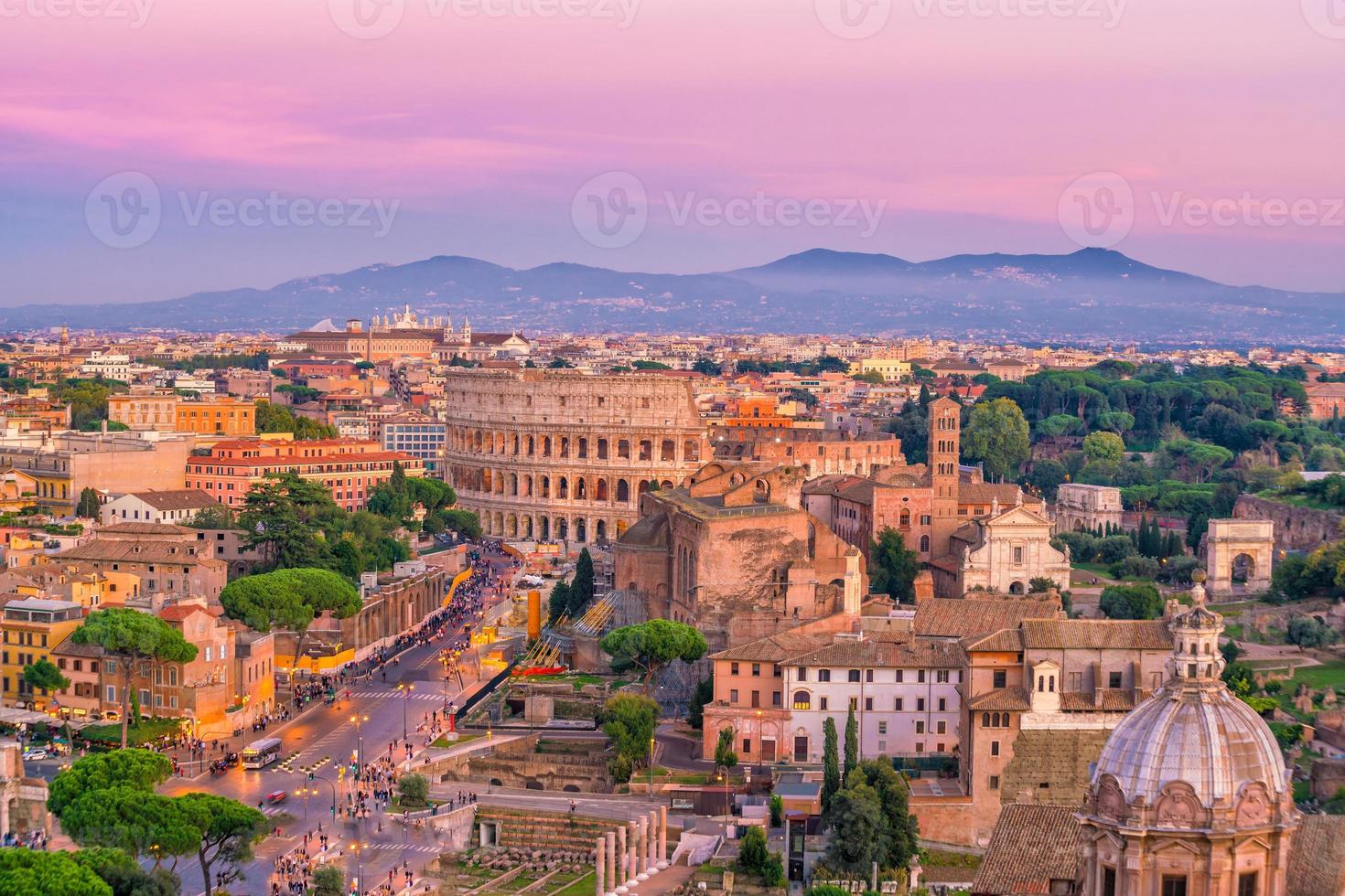 vista dall'alto dello skyline della città di roma da castel sant'angelo foto