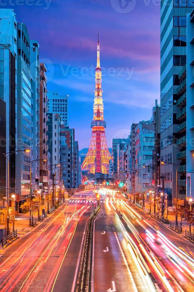 vista sulla strada della città di tokyo con la torre di tokyo foto