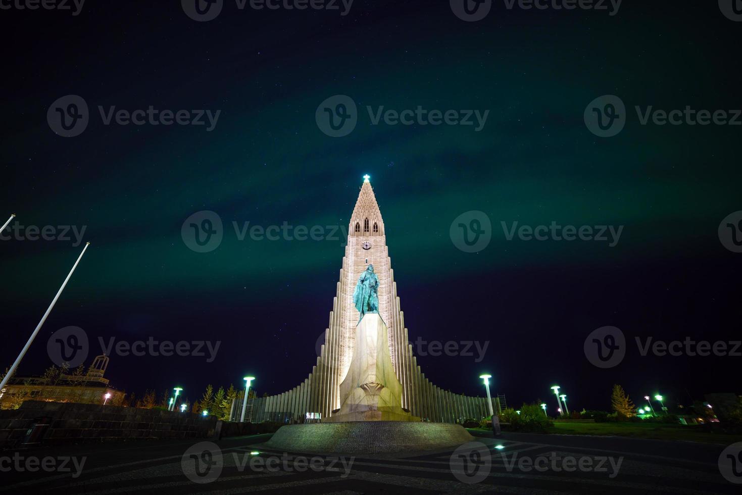 l'aurora boreale splende sulla chiesa di reykjavik foto