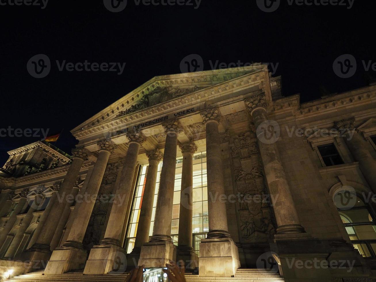 il parlamento del bundestag a berlino di notte foto