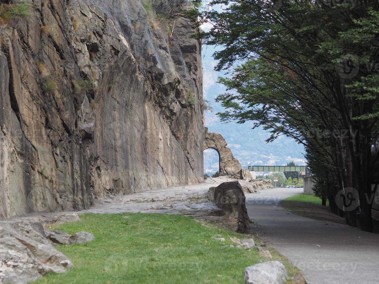 antico arco stradale romano a donnas foto