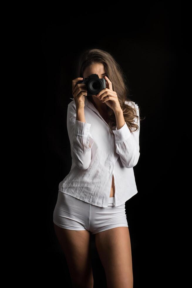 moda ritratto di giovane donna fotografo con macchina fotografica foto
