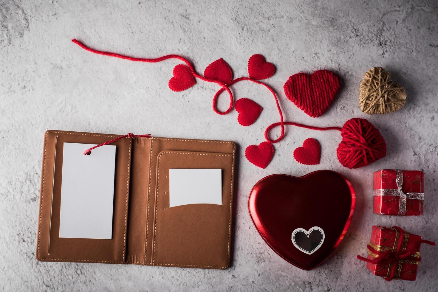 vista dall'alto carta bianca vuota su portafoglio e regalo del cuore foto