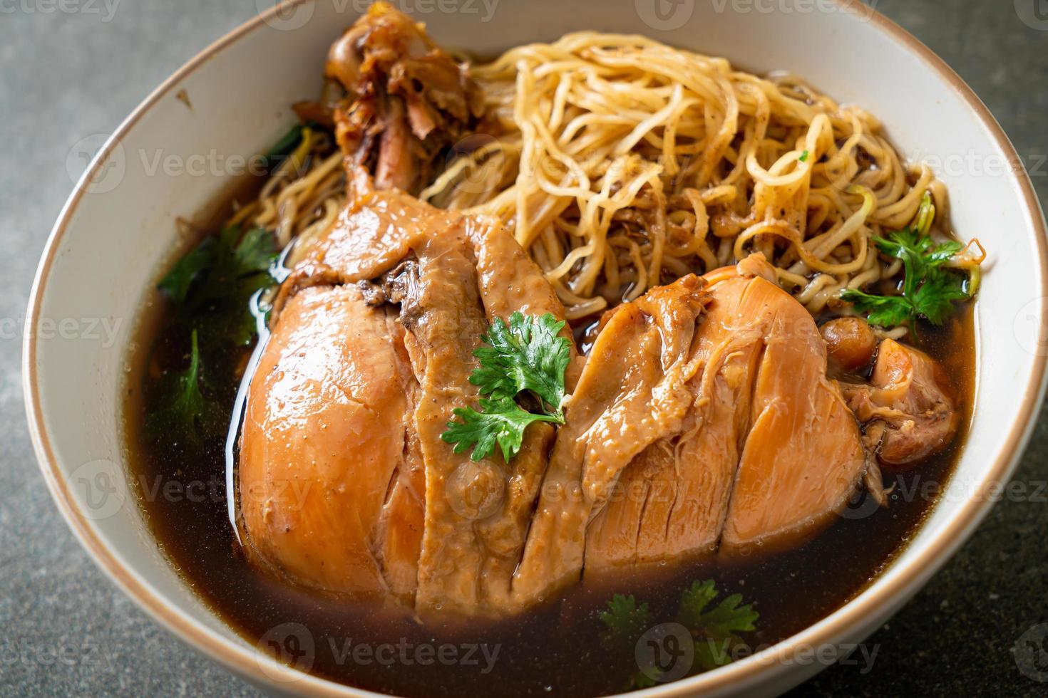 noodles con pollo brasato in zuppa marrone foto