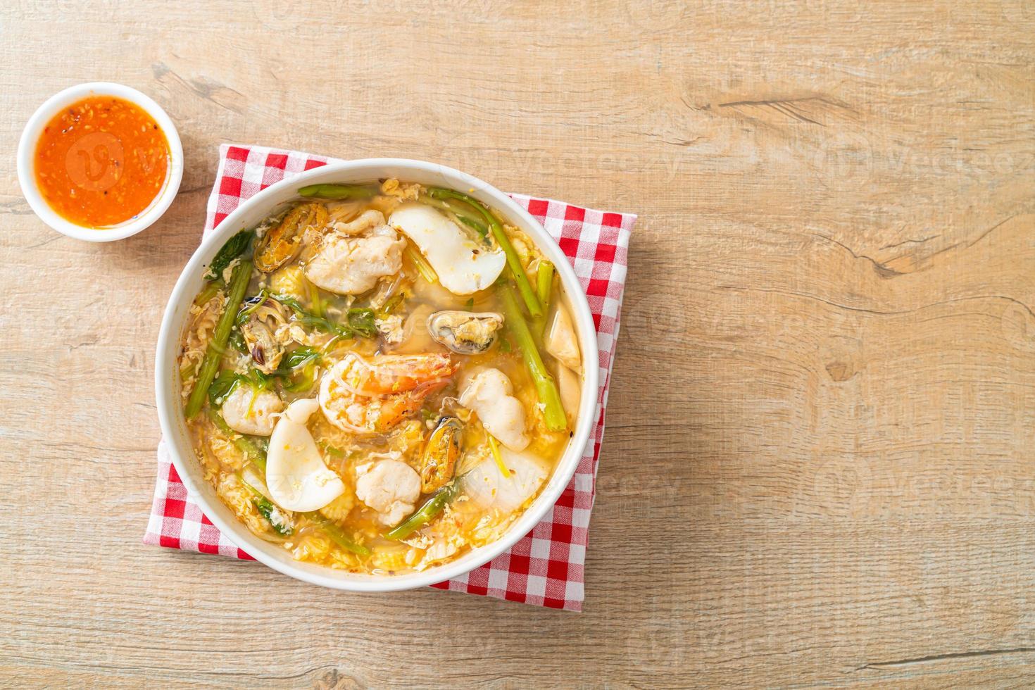 zuppa sukiyaki con ciotola di frutti di mare foto