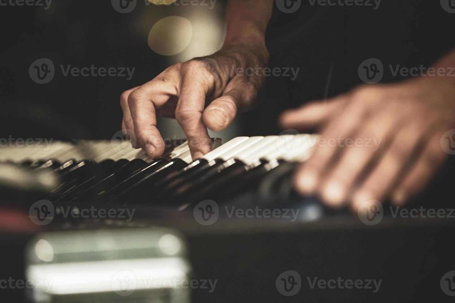 mani di donna musicista quando suona il sinth foto