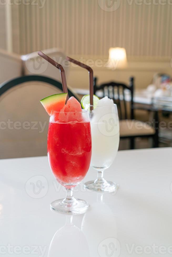 bicchiere di frullato di anguria fresca sul tavolo nel ristorante caffetteria foto