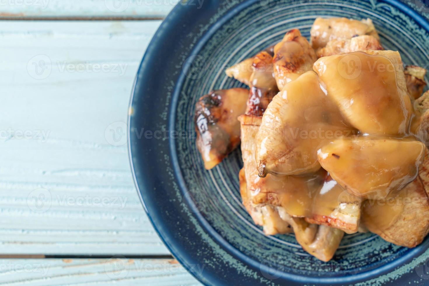 banane grigliate con salsa al caramello al cocco sul piatto foto