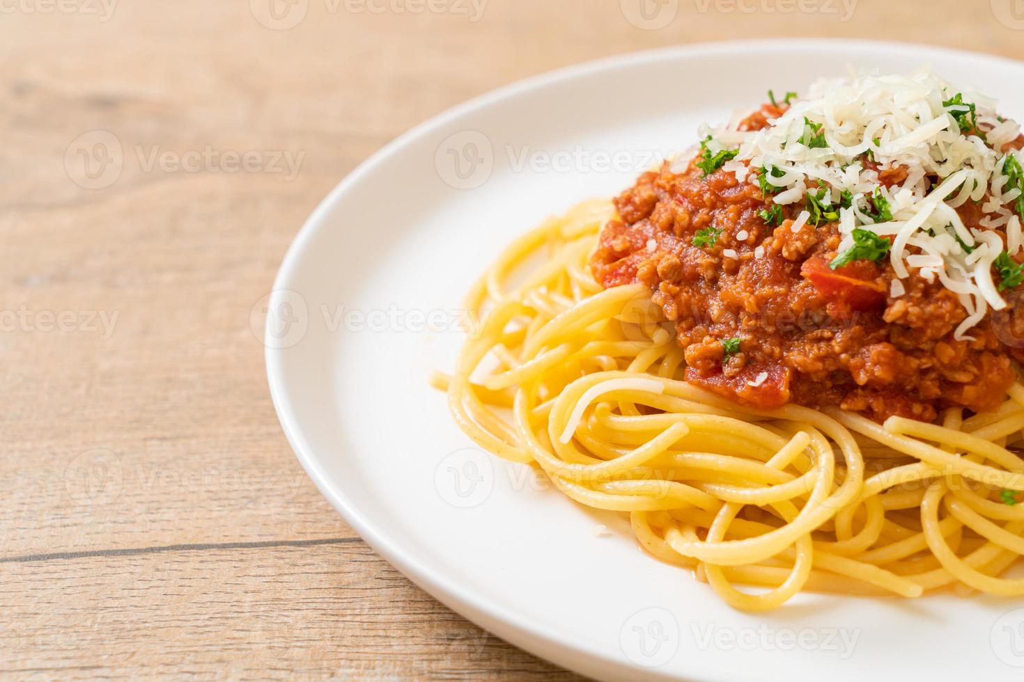 spaghetti alla bolognese di maiale o spaghetti con salsa di pomodoro tritato di maiale - stile italiano foto