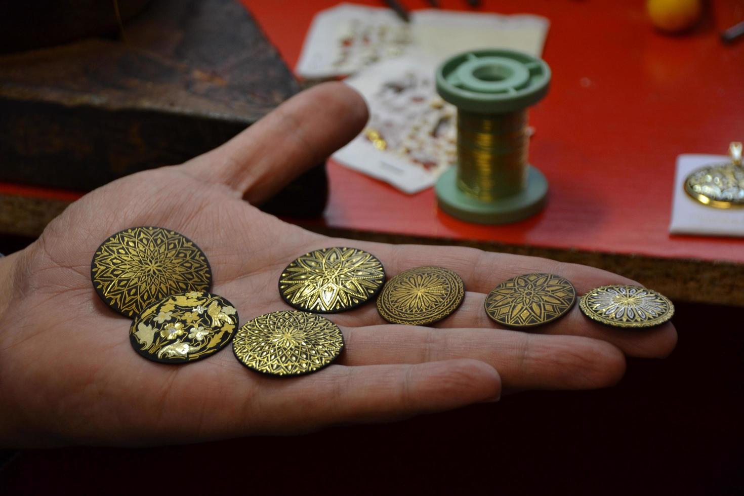 ornamenti in rame, oro e argento di un orafo in stile tradizionale foto