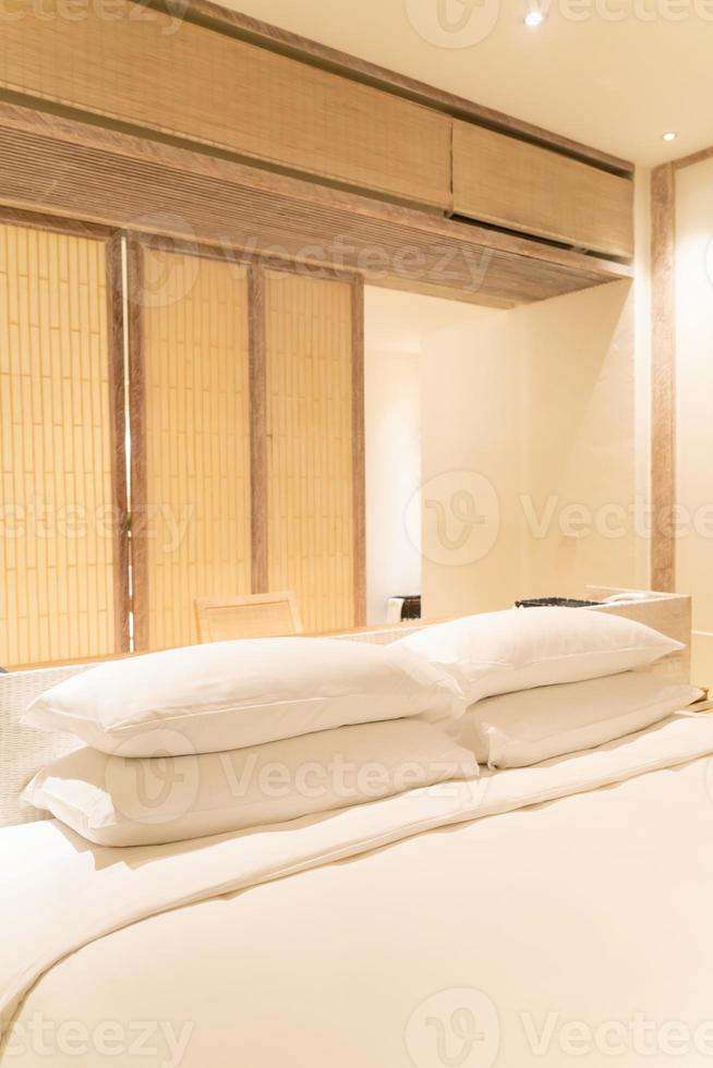 decorazione di cuscini bianchi sul letto nella camera da letto del resort di un hotel di lusso foto