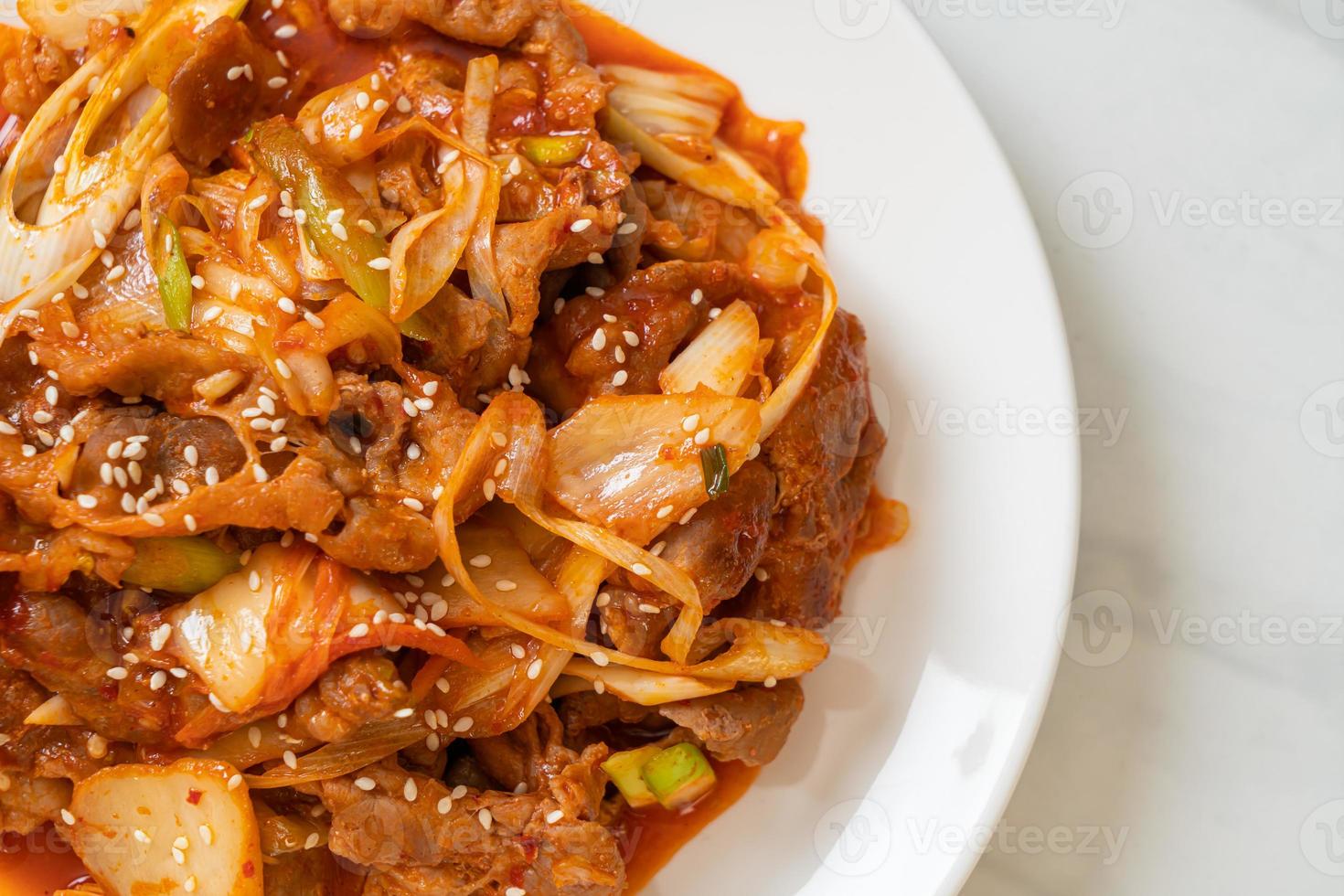 maiale saltato in padella con pasta piccante coreana e kimchi - stile alimentare coreano foto