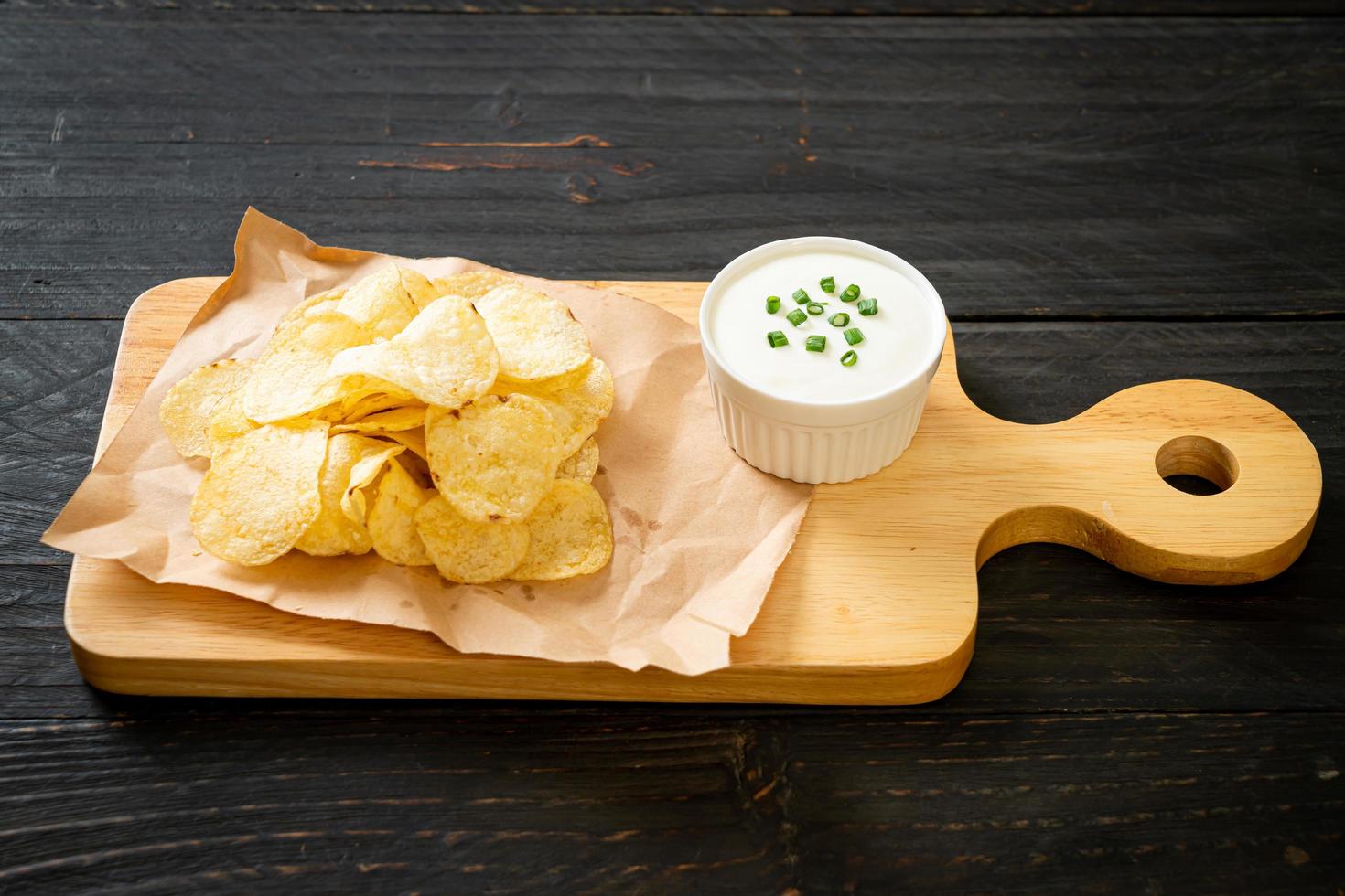 patatine fritte con salsa di panna acida foto