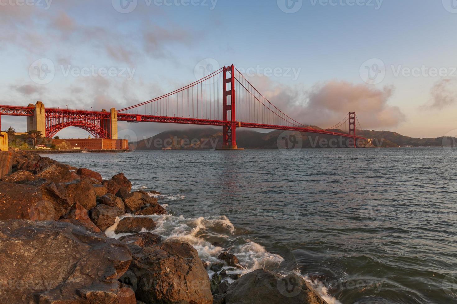 Golden Gate bridge illuminato all'alba, san francisco, usa foto