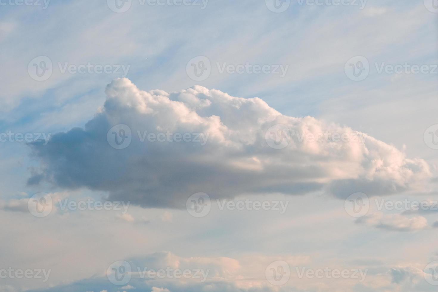 cielo estivo con una nuvola bianca e soffice alla luce del sole del giorno foto