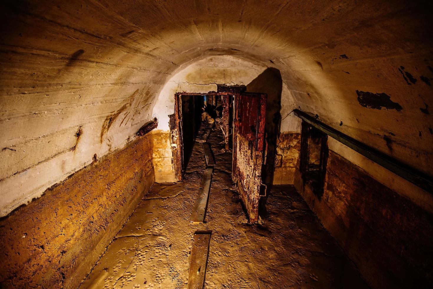 Porta blindata in metallo arrugginito nel vecchio bunker sovietico sporco abbandonato foto