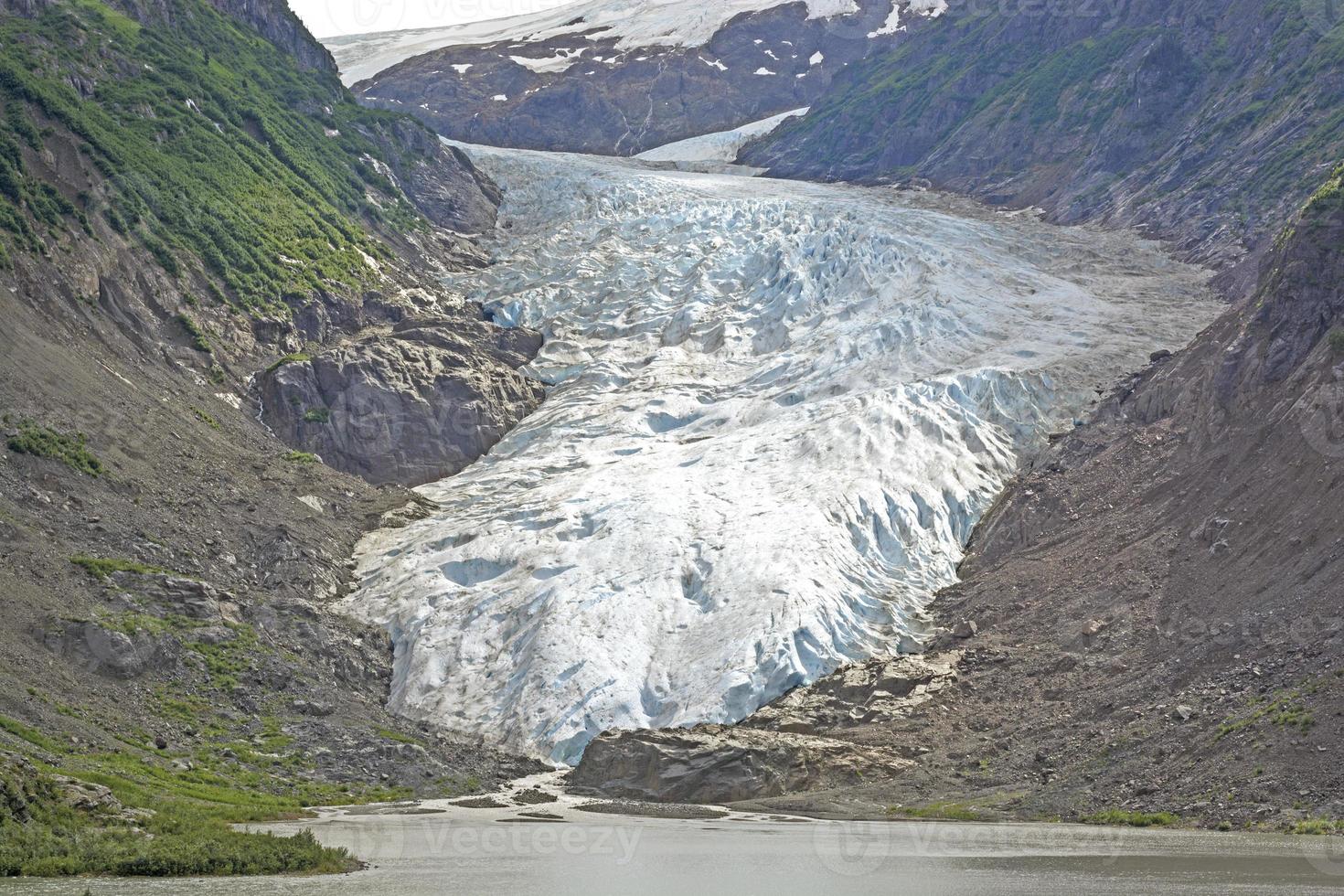 ghiacciaio costiero che esce dalle montagne foto