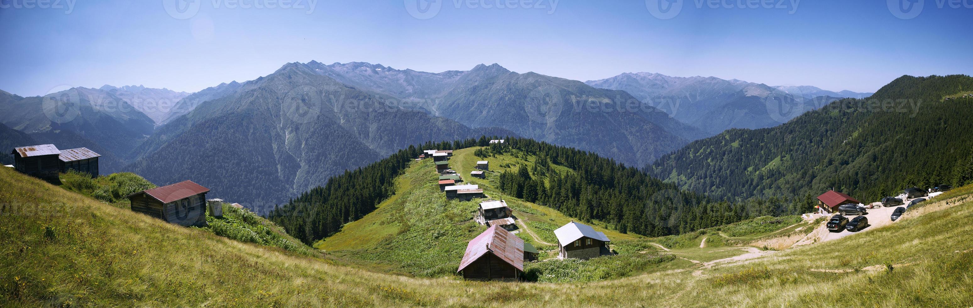 tacchino, rize, altopiano pokut, case storiche sull'altopiano e vista sulla natura foto