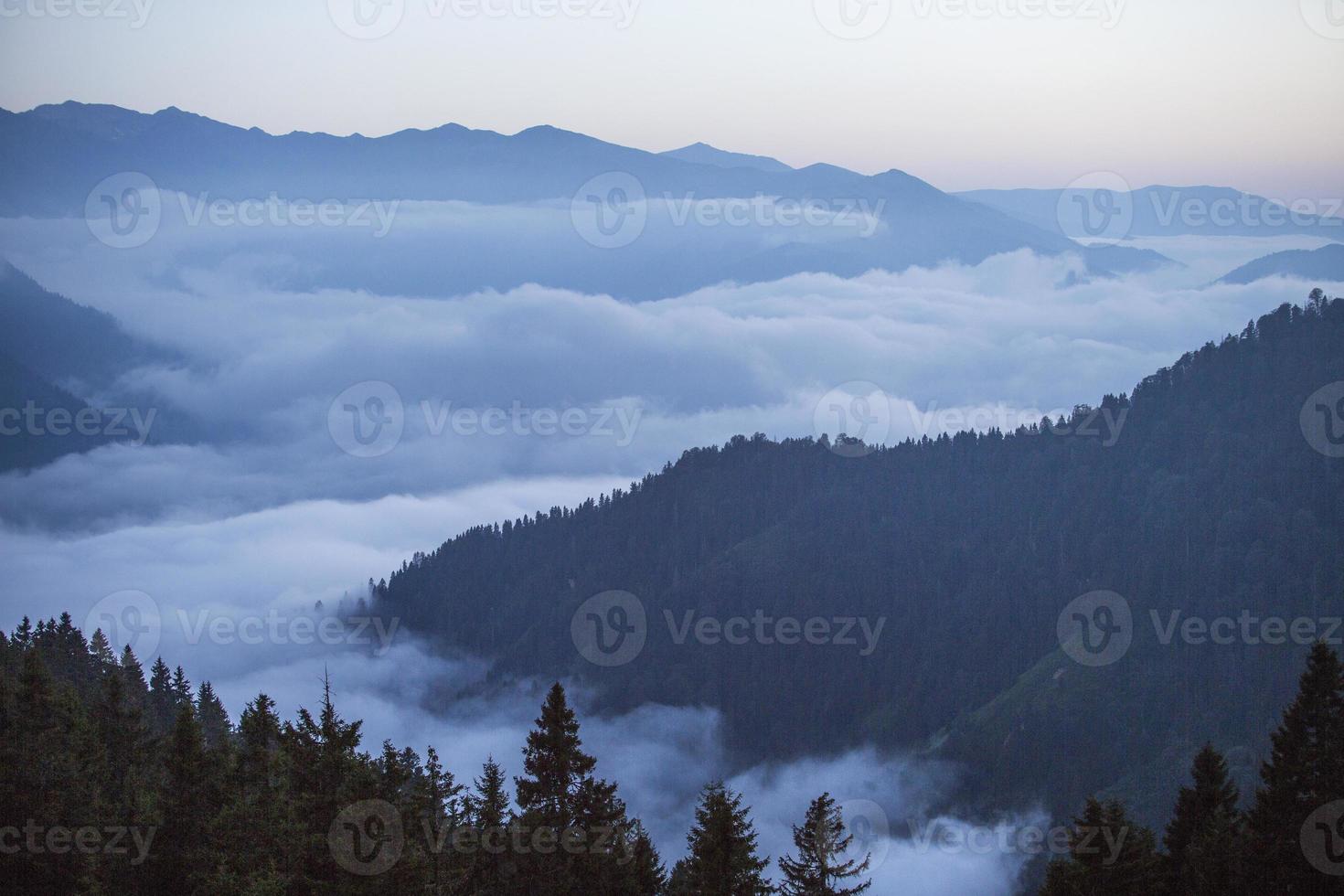 tra la nebbia vista montagna, tramonto, rize, tacchino foto