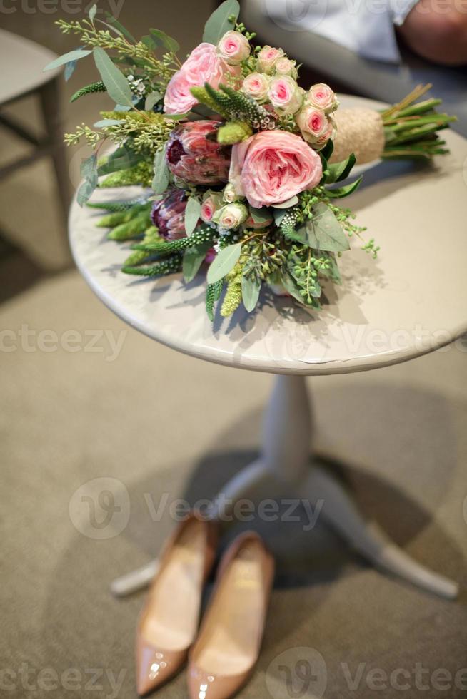 fiore da sposa e scarpe col tacco alto foto