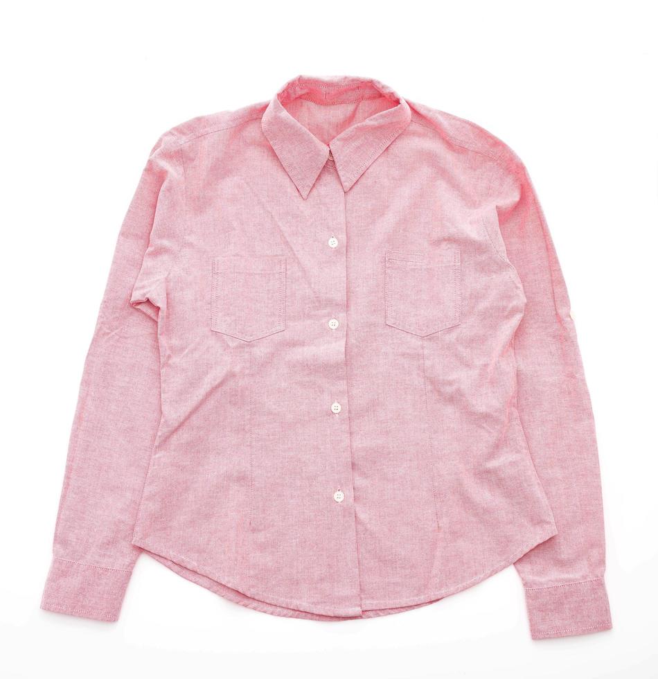 camicia rosa piegata su sfondo bianco foto