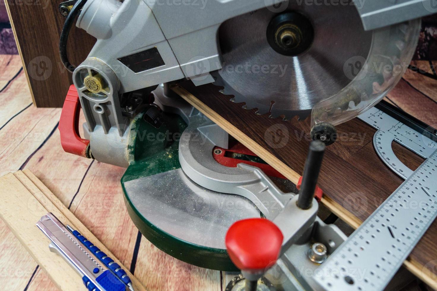 strumenti per la posa di laminato in legno o parquet sul pavimento foto