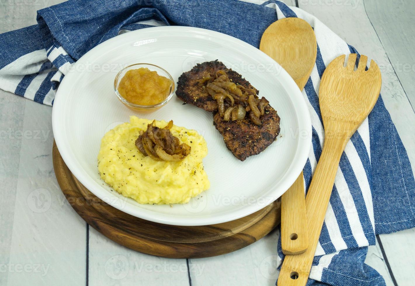 Fegato fresco di bovino con cipolle arrosto e purè di patate foto