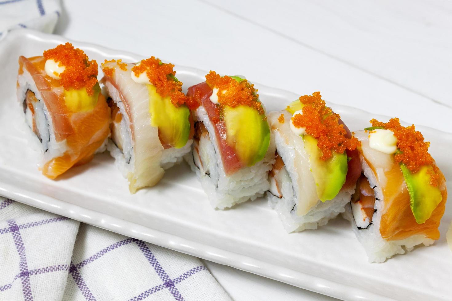 rotolo di sushi con tempura di salmone e gamberi foto