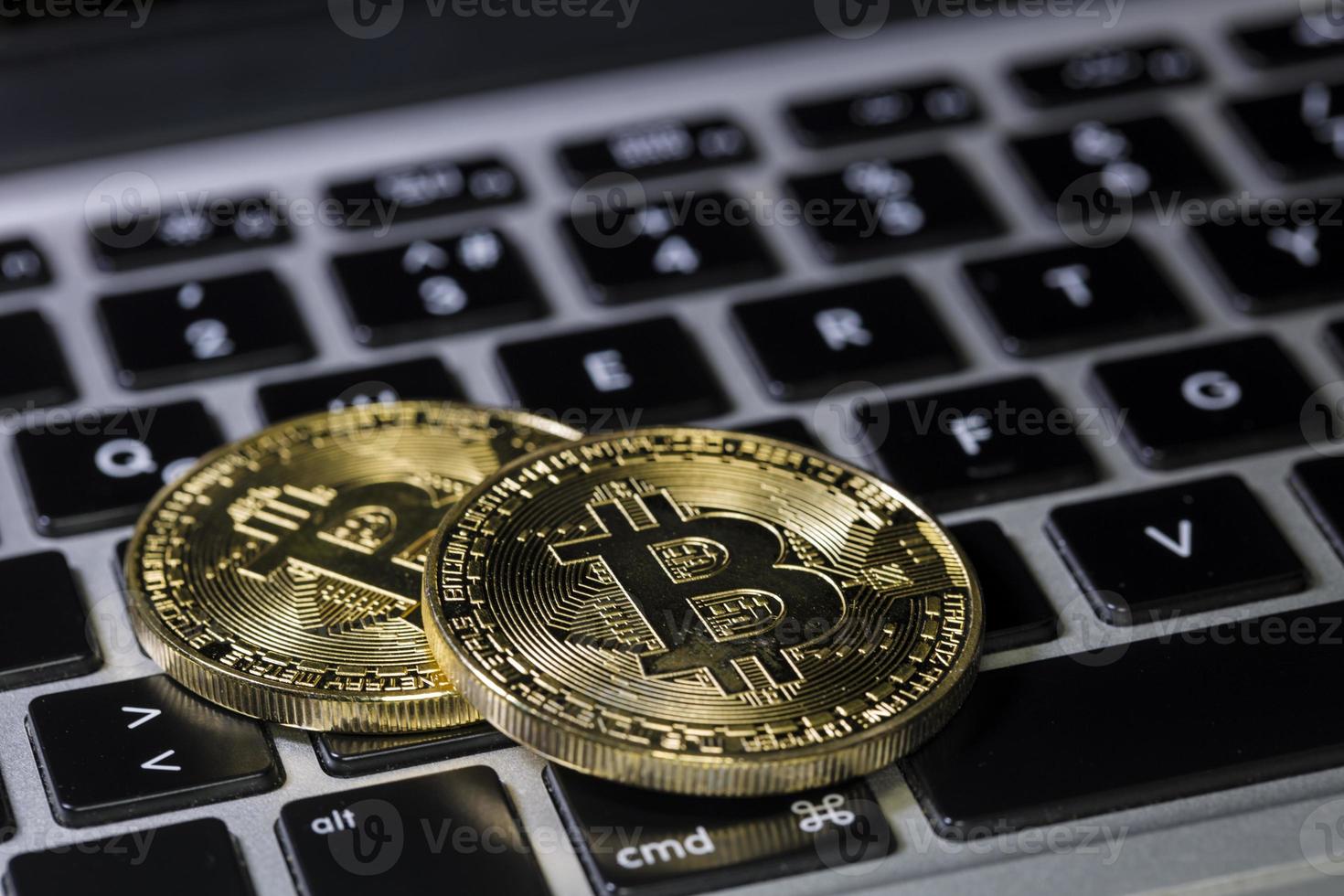 bitcoin, denaro crittografico, transazioni bitcoin su laptop foto