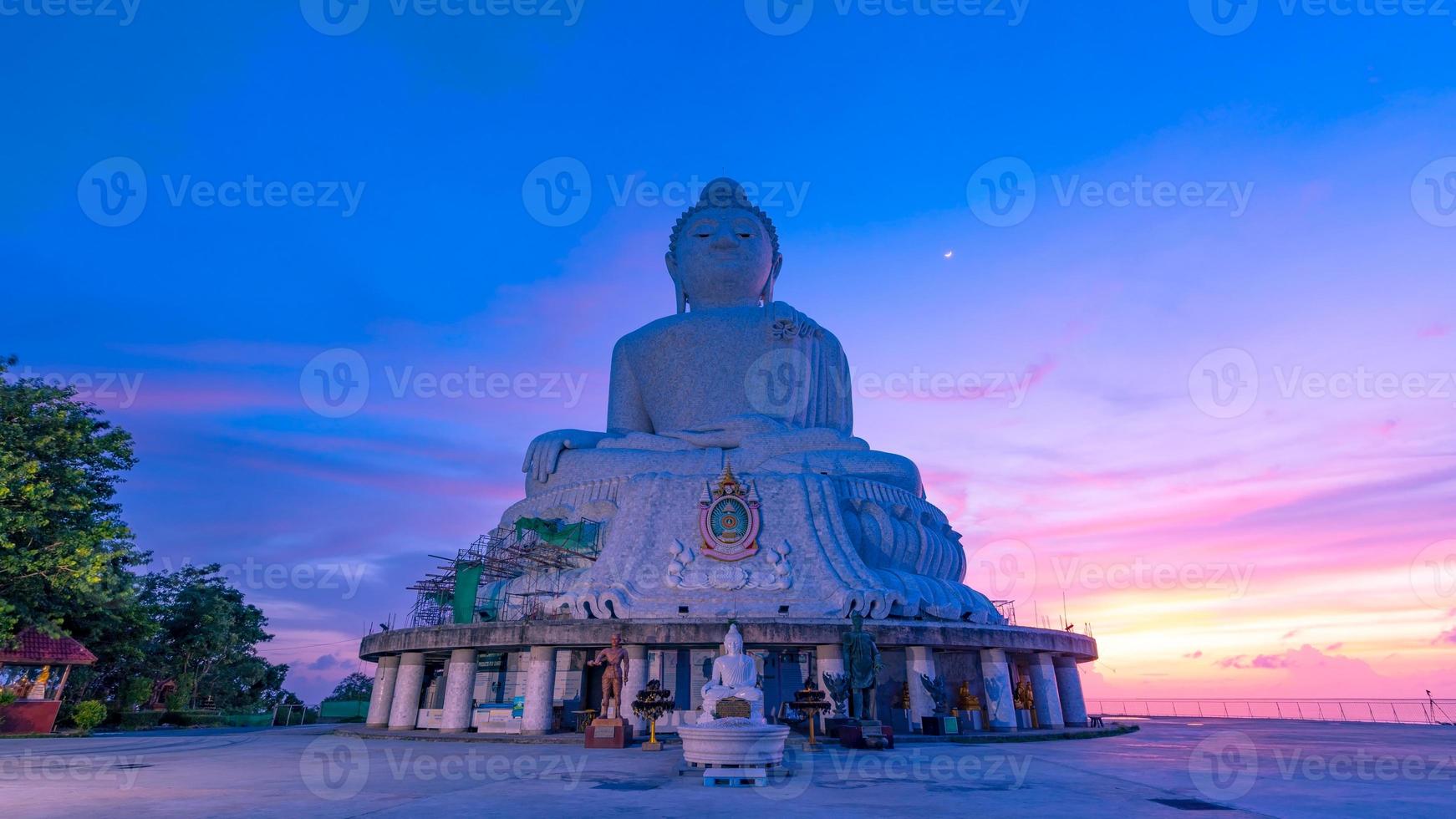 bellissimo tramonto sulla grande statua del buddha foto