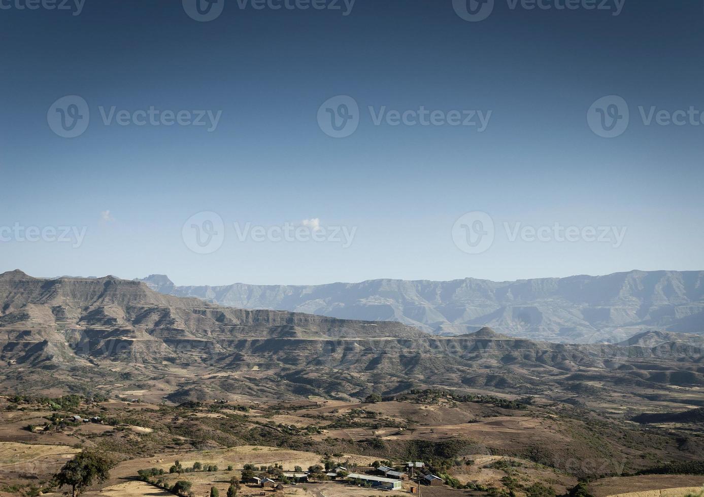 vista panoramica della campagna e del paesaggio collinare vicino a lalibela, in Etiopia foto
