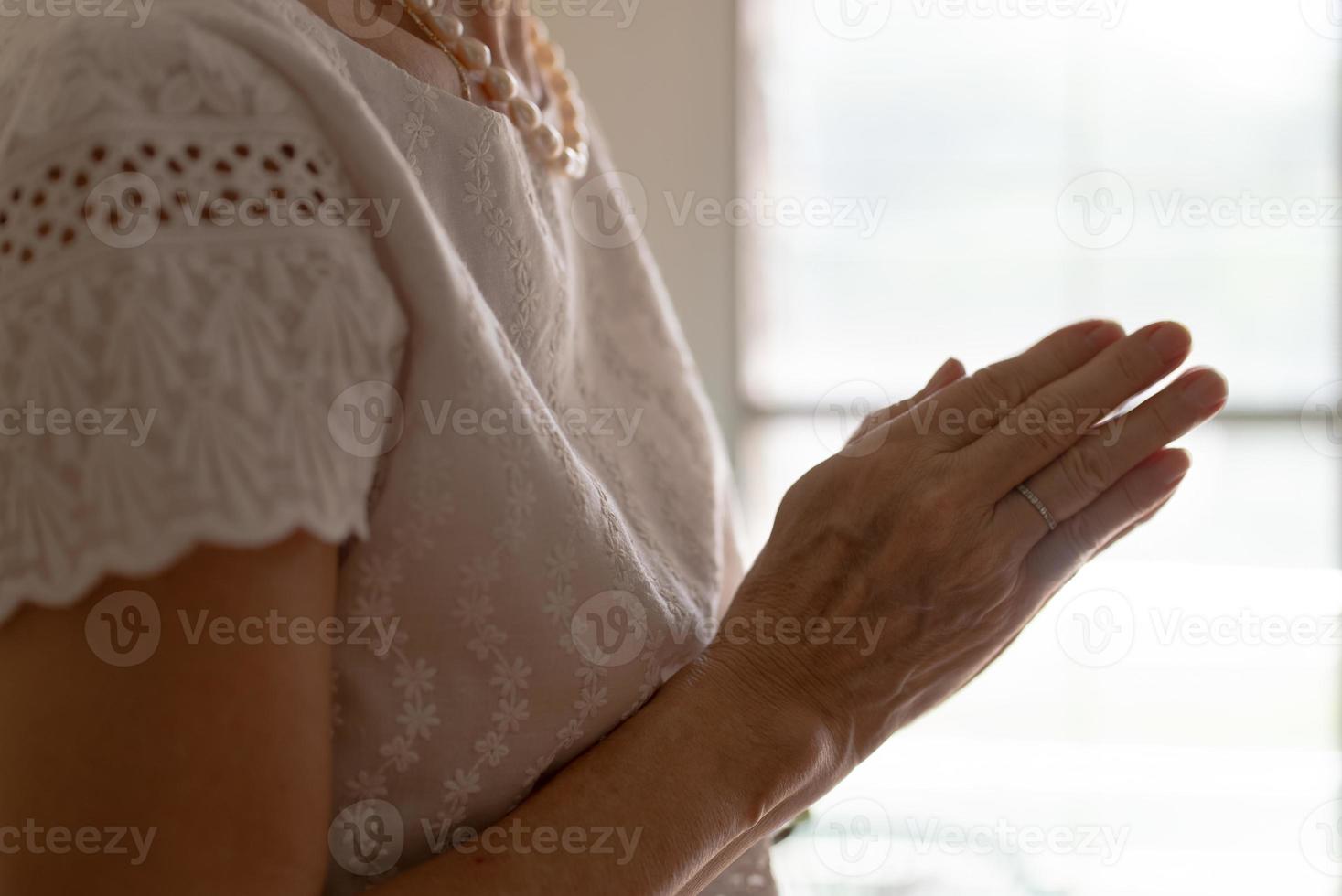 donna anziana che fa meditazione a casa. concetto di consapevolezza foto