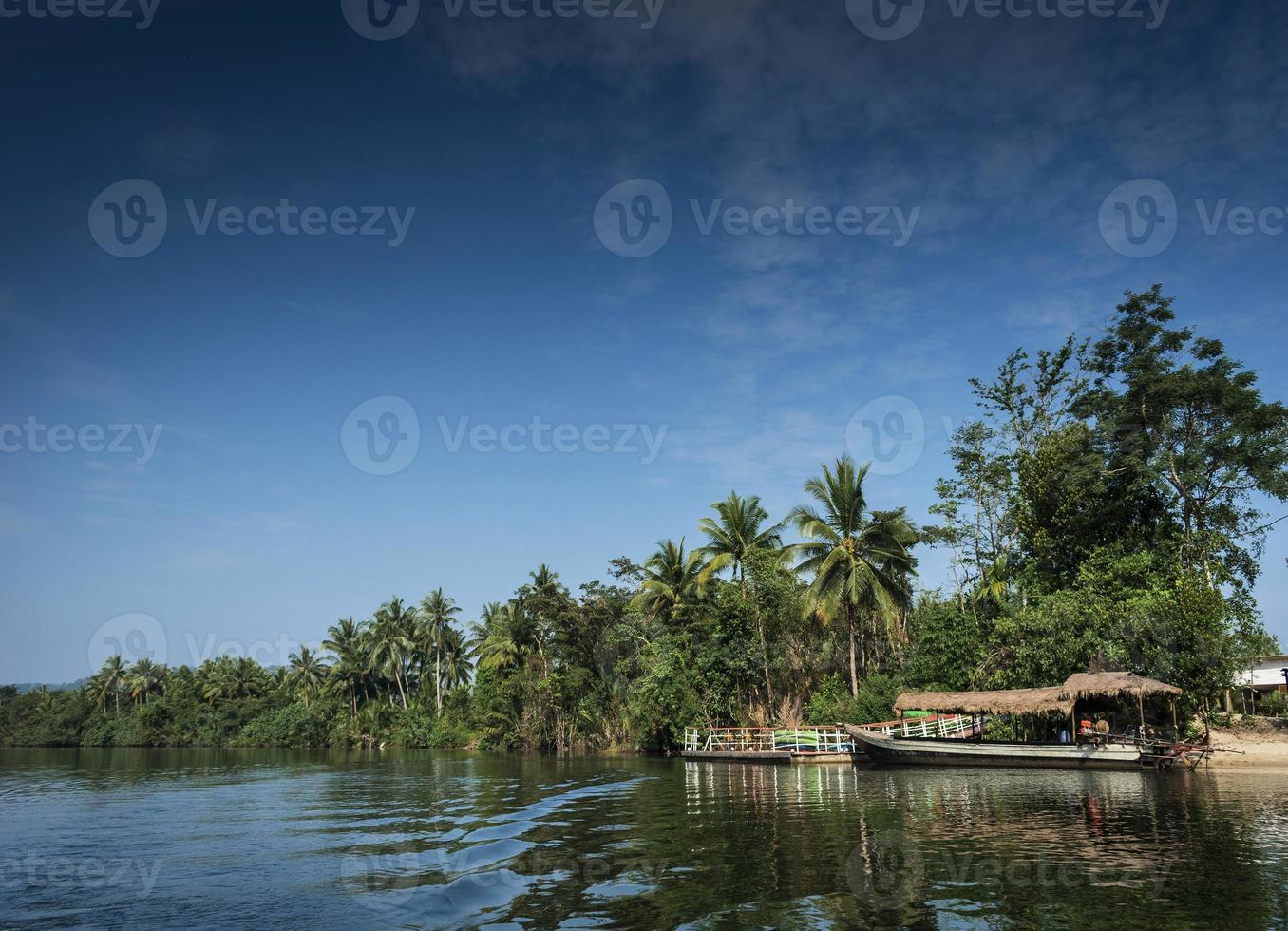 Traghetto tradizionale nella giungla al molo sul fiume tatai in Cambogia foto