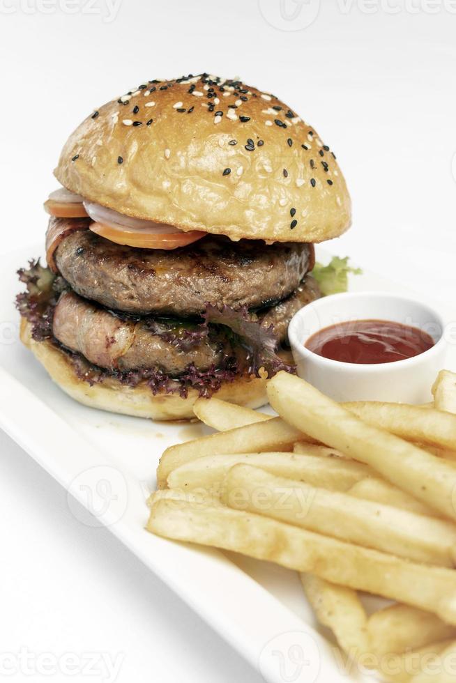 Hamburger di manzo biologico australiano con piatto di patatine fritte su sfondo bianco per studio foto
