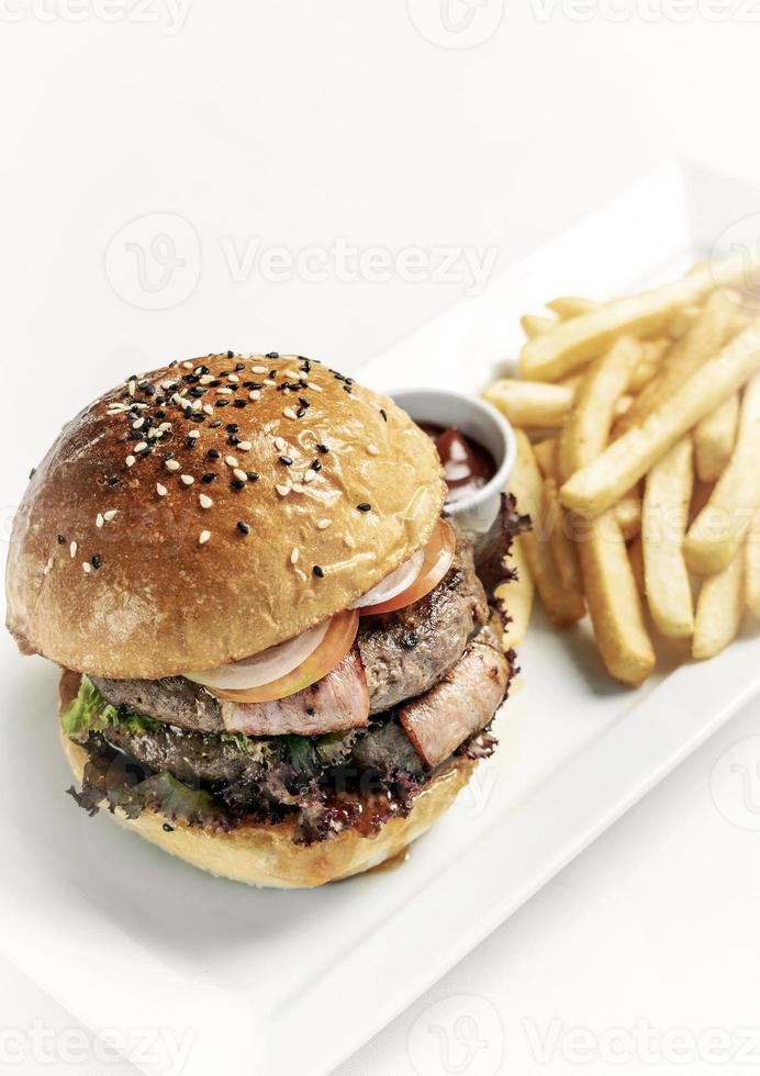 Hamburger di manzo biologico australiano con piatto di patatine fritte su sfondo bianco per studio foto