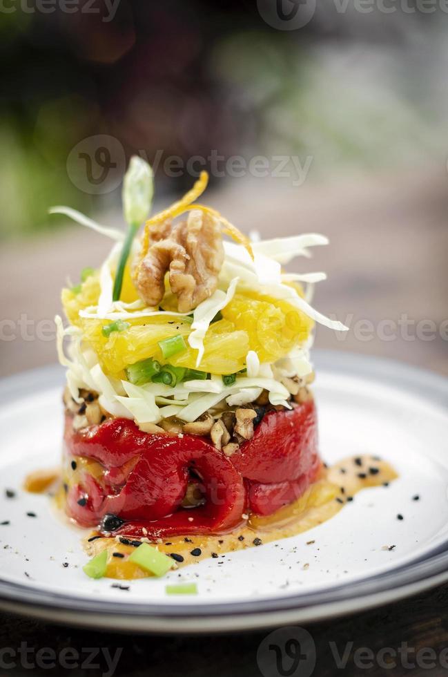 peperone rosso arrosto con quinoa all'arancia e noci snack salutari con tapas vegane foto