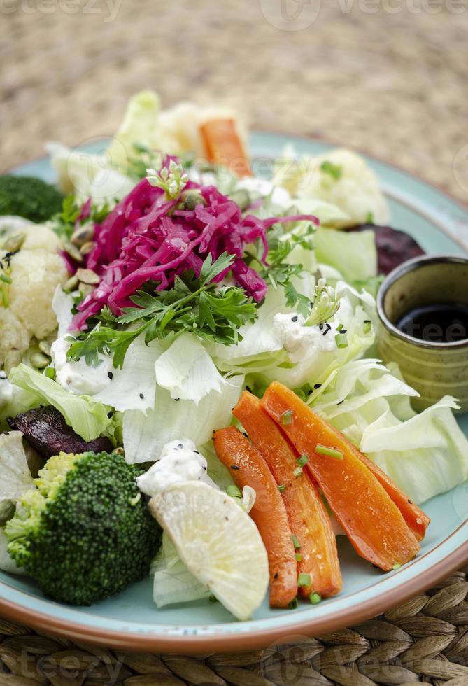 insalata rustica di cottage con sane verdure miste al vapore e fresche su piatto colorato all'aperto in giardino foto